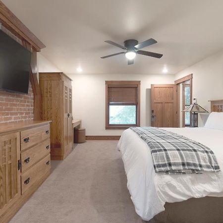 Main Street Inn Vermillion Bagian luar foto